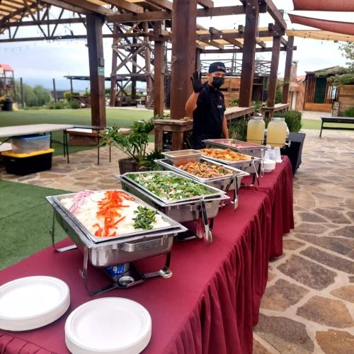 Ofrecemos servicio de Alimentos y Bebidas a todo tipo de comedor industrial